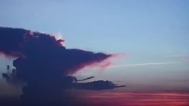 飞机飞过云层火烧云交通运输天空飞机视频的预览图